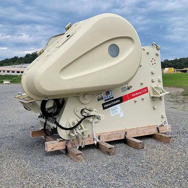 Britador de mandíbula Metso Nordberg C120 em pátio industrial, mostrando a estrutura robusta e a tampa do volante