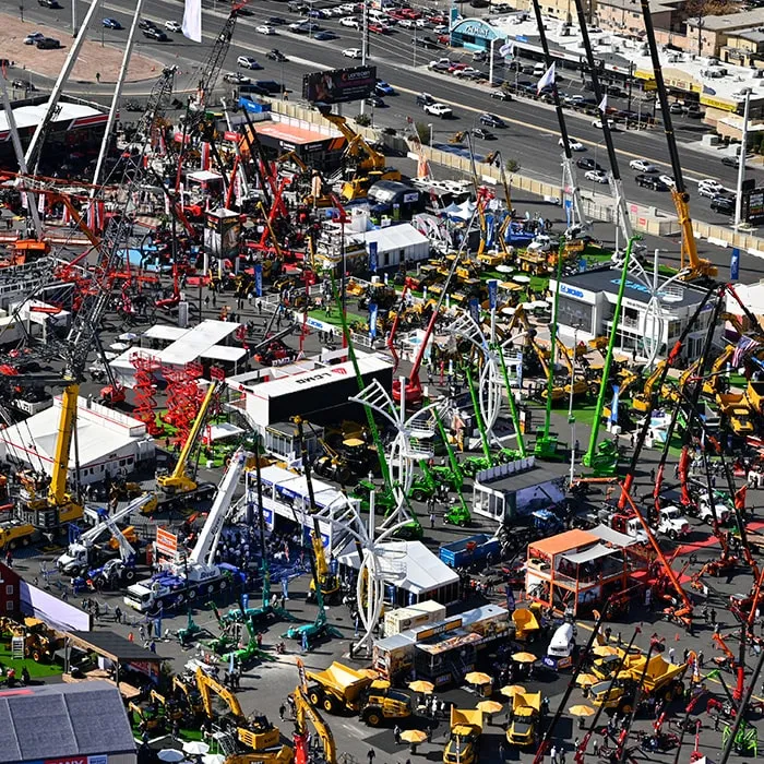 Vista aérea da CONEXPO 2026 em Las Vegas com milhares de equipamentos de construção e mineração em exposição